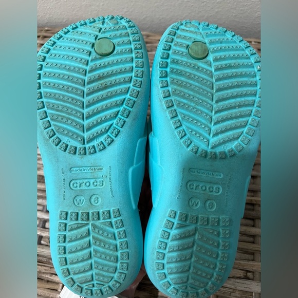Crocs Classic Turquoise Aqua Flip Flops, women’s size 6, EUC, waterproof, beach - Picture 4 of 5